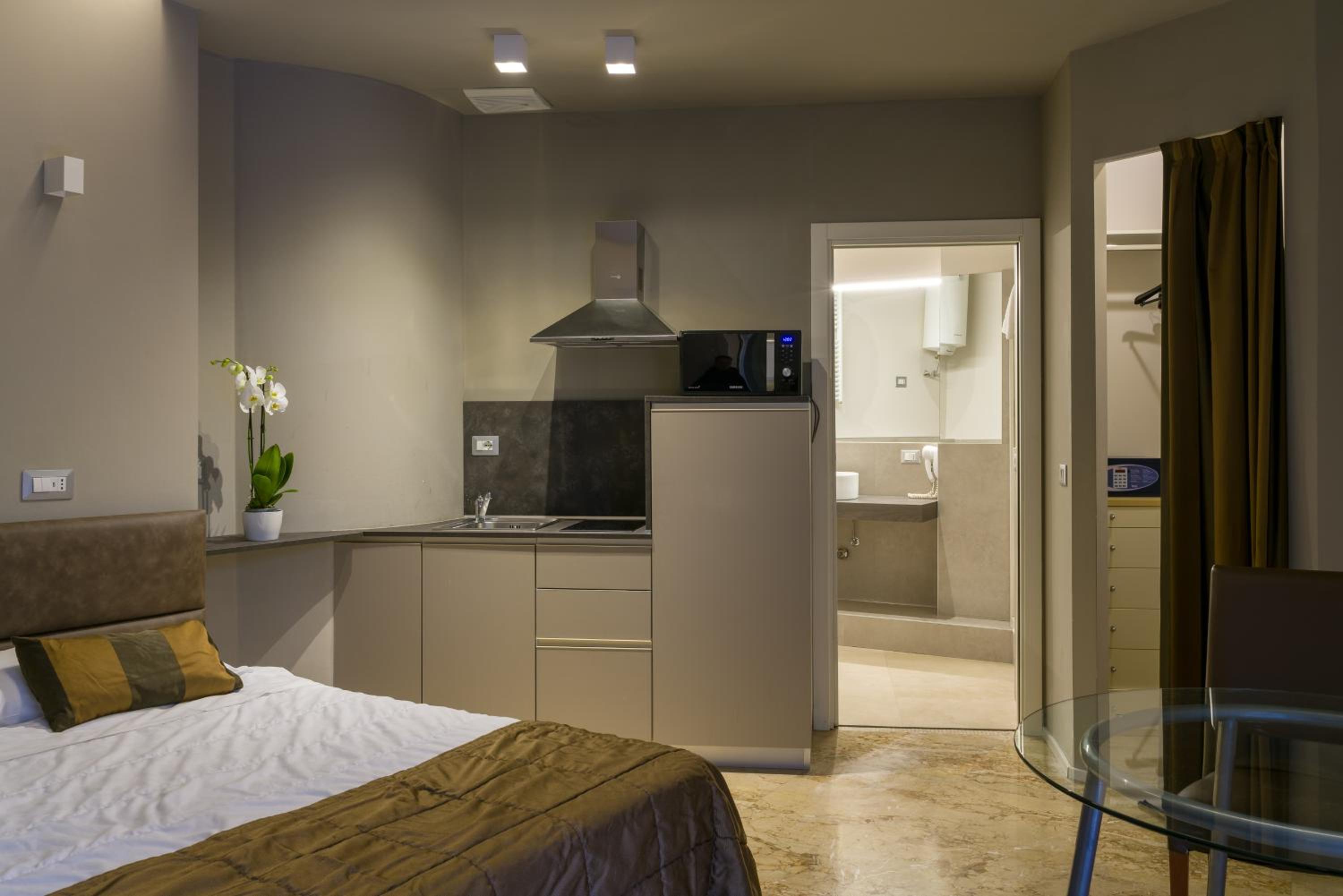 Фото Astoria Suite Apartments