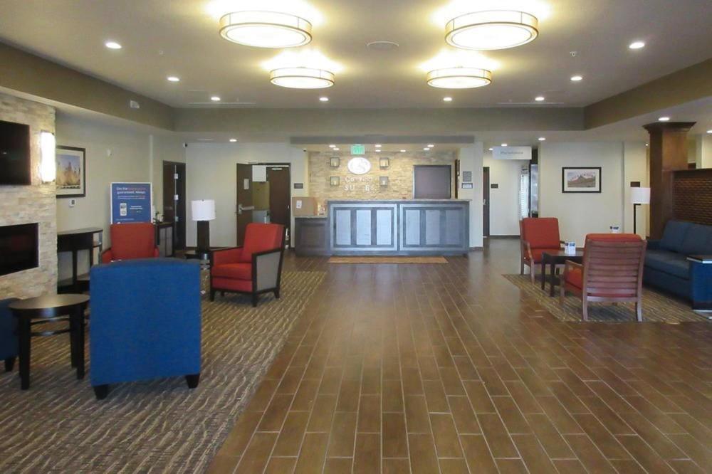 Фото Comfort Suites Denver International Airport