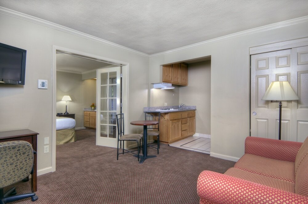 Фото University Park Inn & Suites