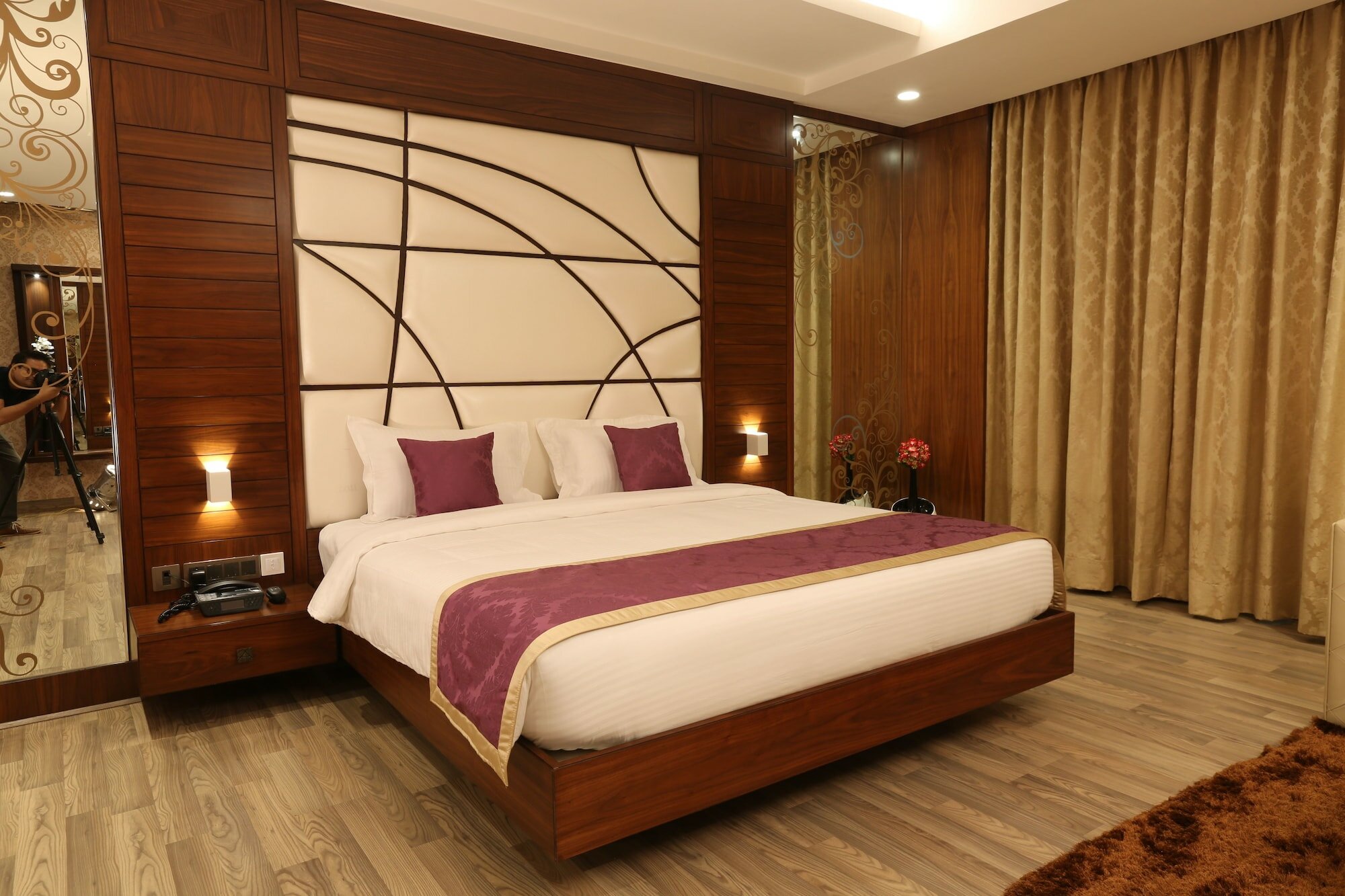 Фото M Crown Hotel