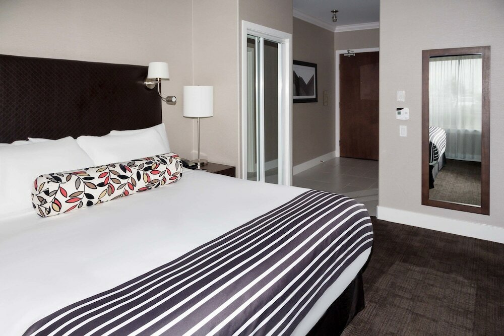Фото Sandman Signature Edmonton South Hotel