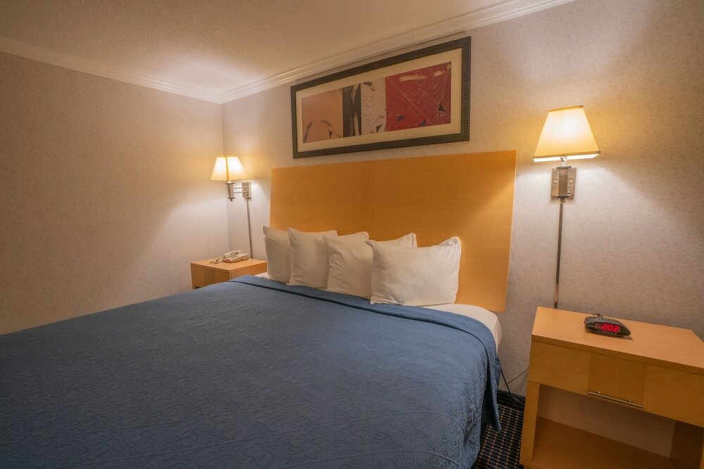 Фото Ambassador Inn & Suites