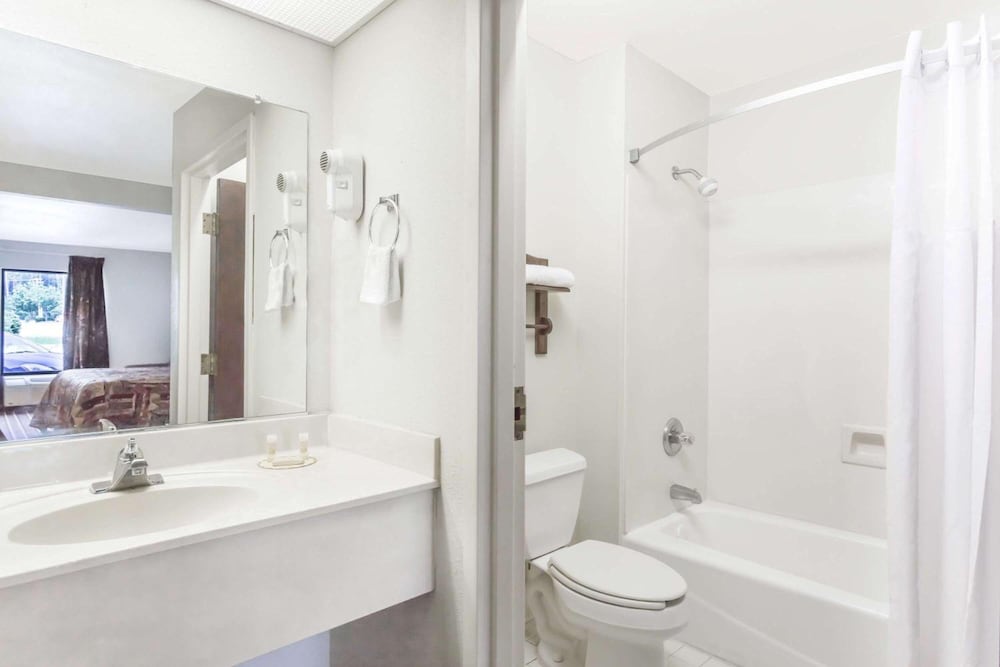 Фото Brentwood Inn & Suites