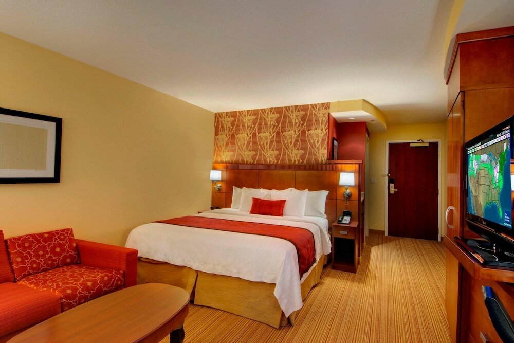 Фото Courtyard Madison East