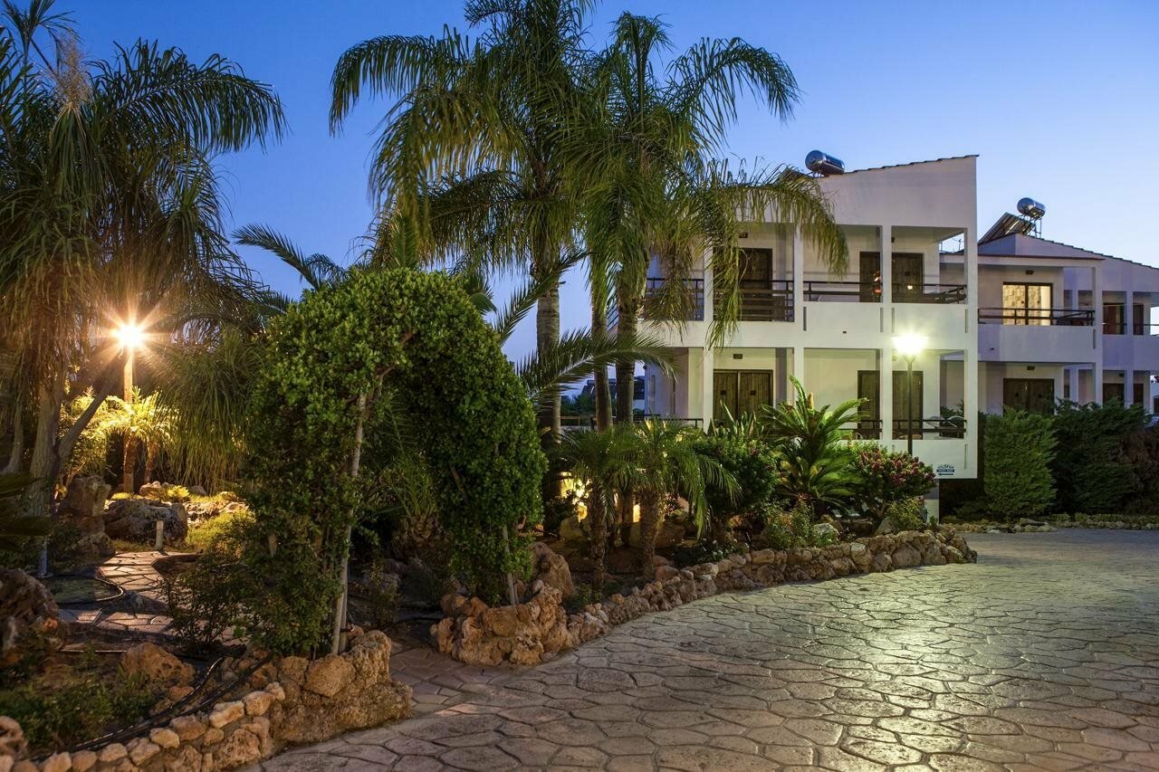 Фото Coliseum Studios & Apartments