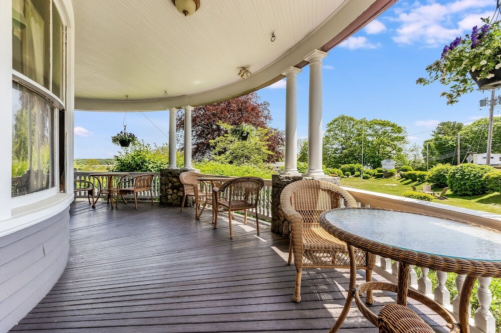 Фото Castle Manor Inn