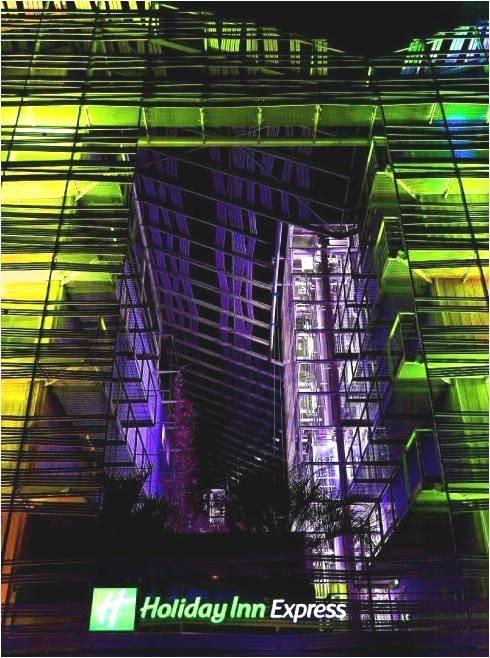 Фото Holiday Inn Express Paris - Canal de la Villette