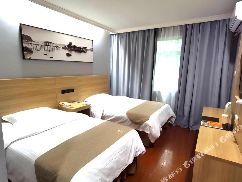 Фото GreenTree Inn Chongqing Longhu Times Tianjie Xietaizi Subway Station Hotel