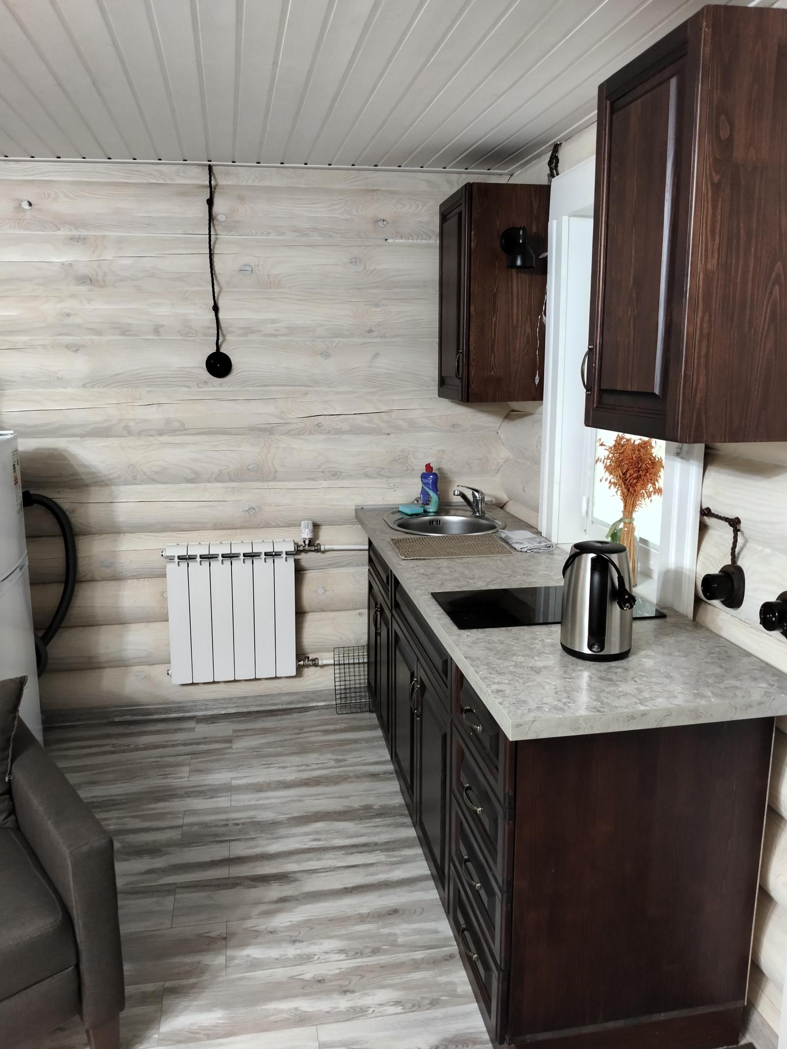 Фото Уютный домик в лесу у пруда