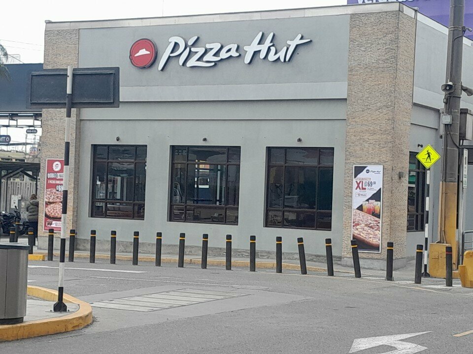 Pizzeria Mega Plaza - Pizza Hut, Lima, photo