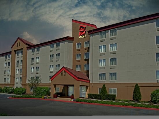 Фото Red Roof Inn Plus+ Long Island - Garden City