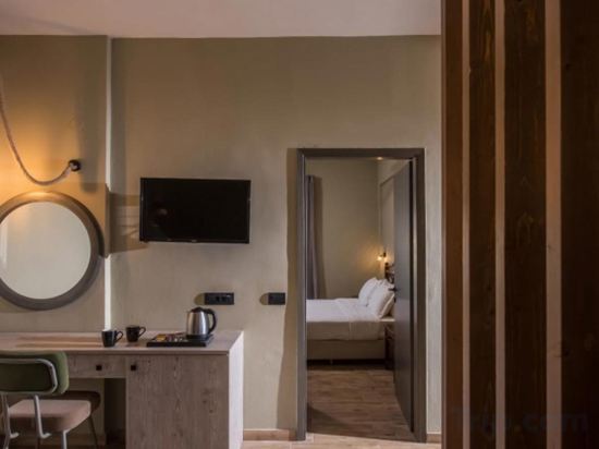 Фото Petousis Hotel & Suites