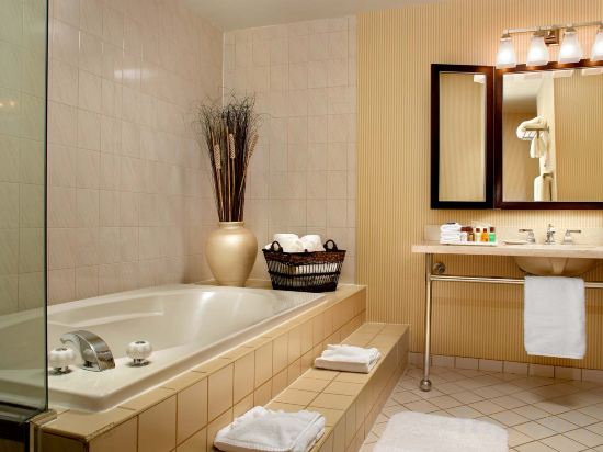 Фото Sheraton Vancouver Guildford Hotel