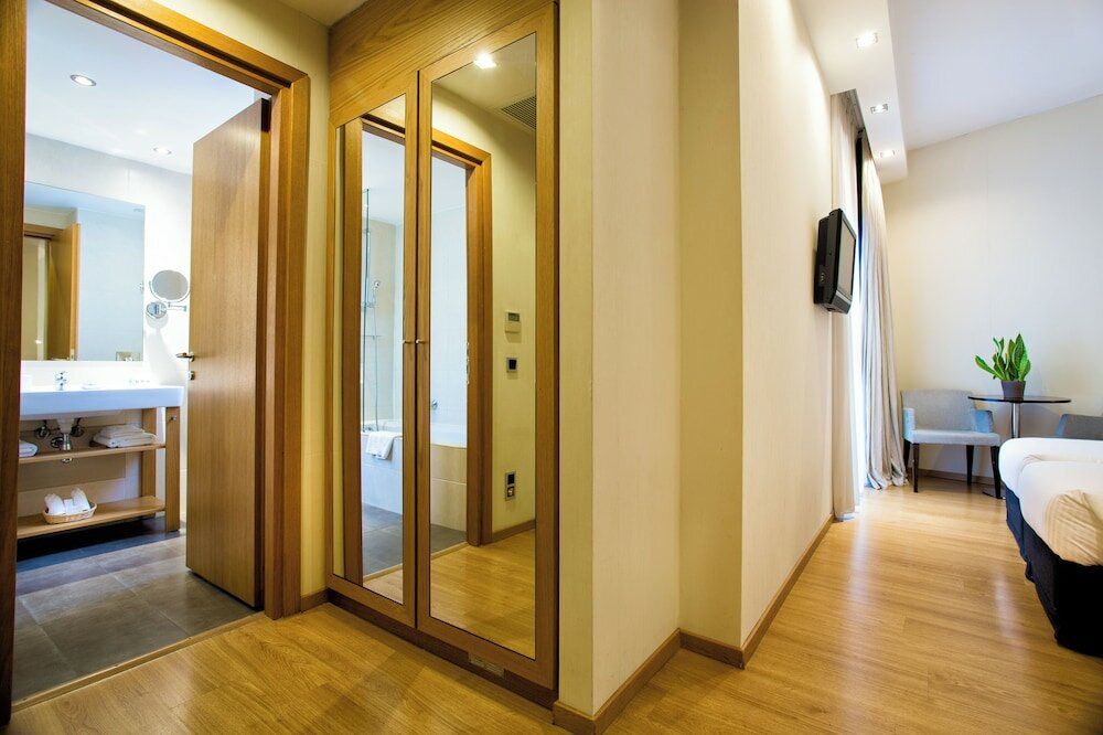 Фото The Athens Gate Hotel