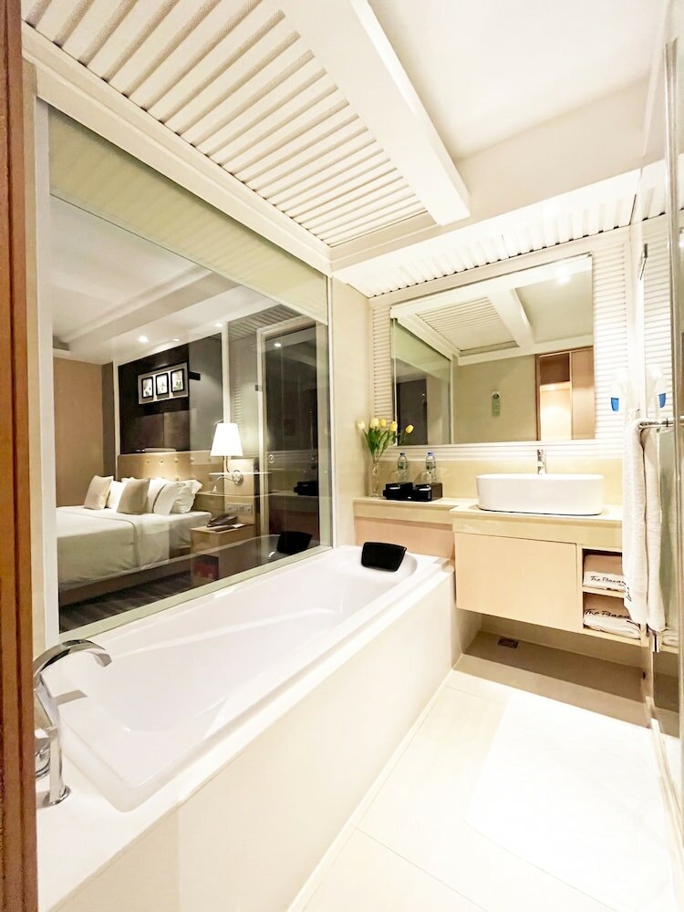 Фото The Bazaar Hotel