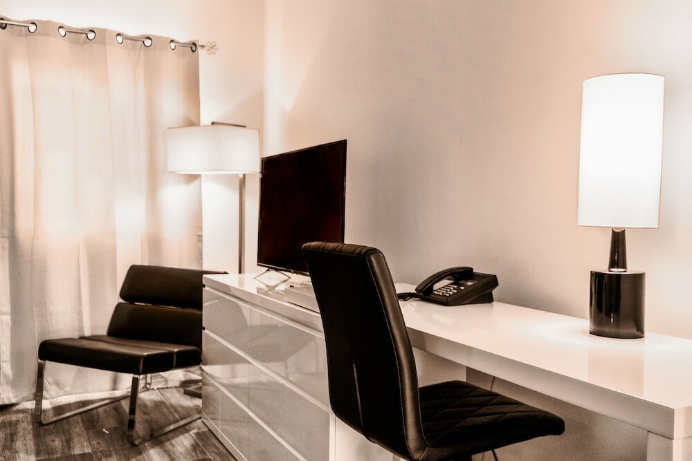 Фото Commodore Suites