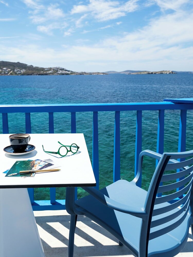 Фото Bluetopia Suites