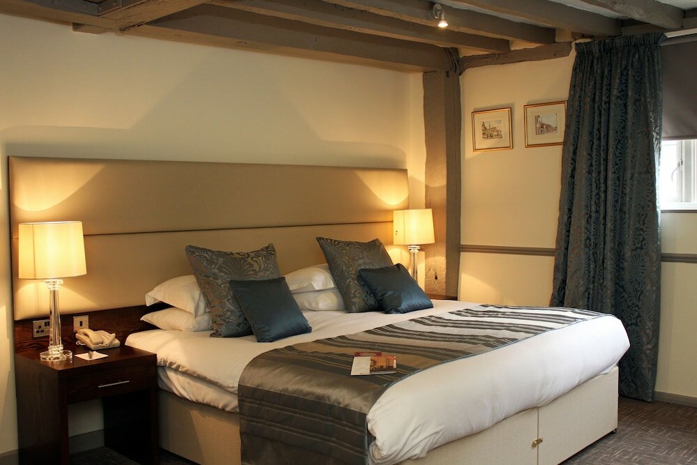 Фото Legacy Rose & Crown Hotel