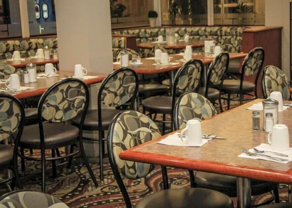 Фото Continental Inn & Suites