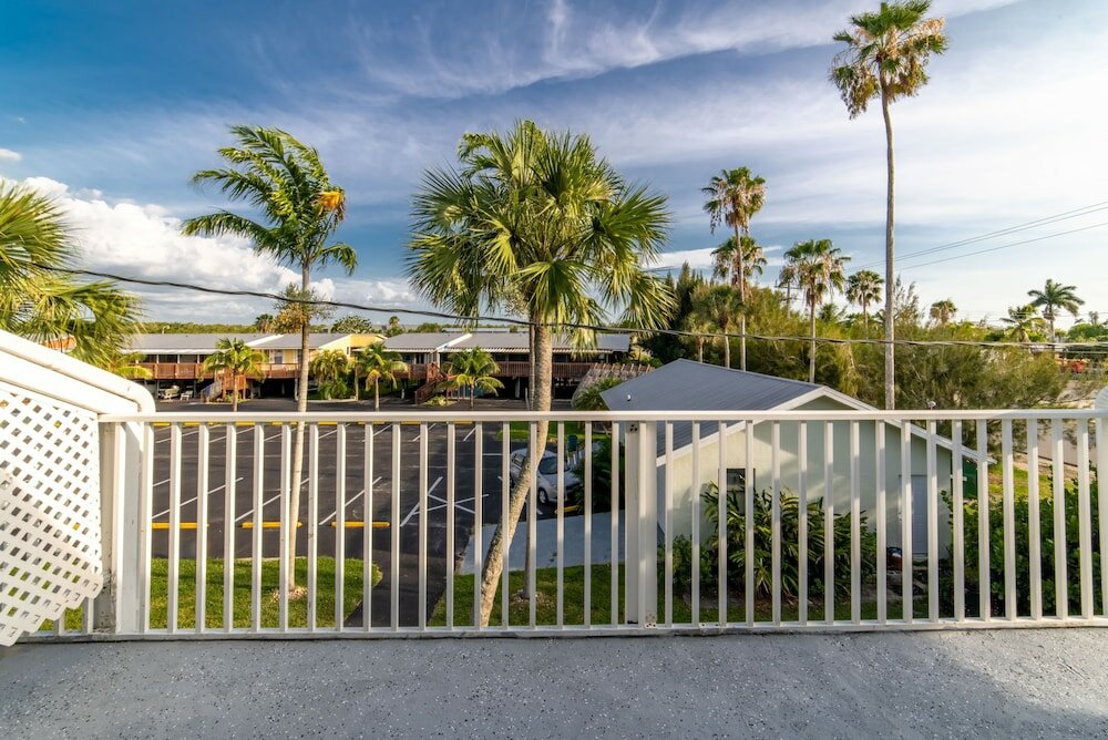 Фото Captain's Table Hotel