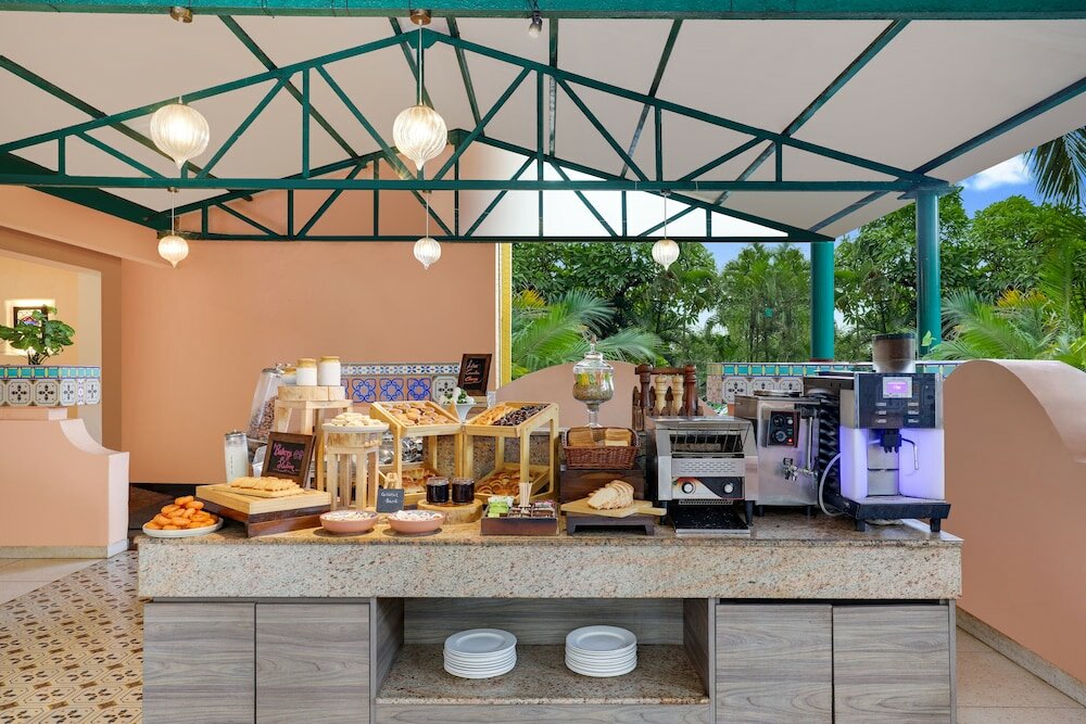 Фото Lemon Tree Amarante Beach Resort, Goa