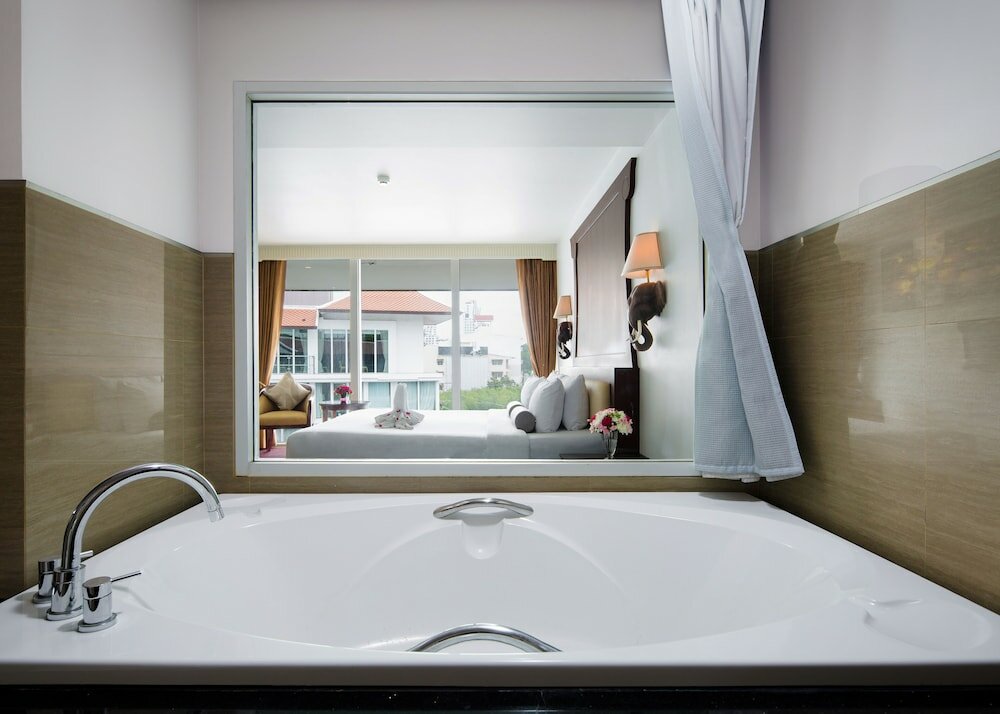 Фото Aiyara Grand Hotel