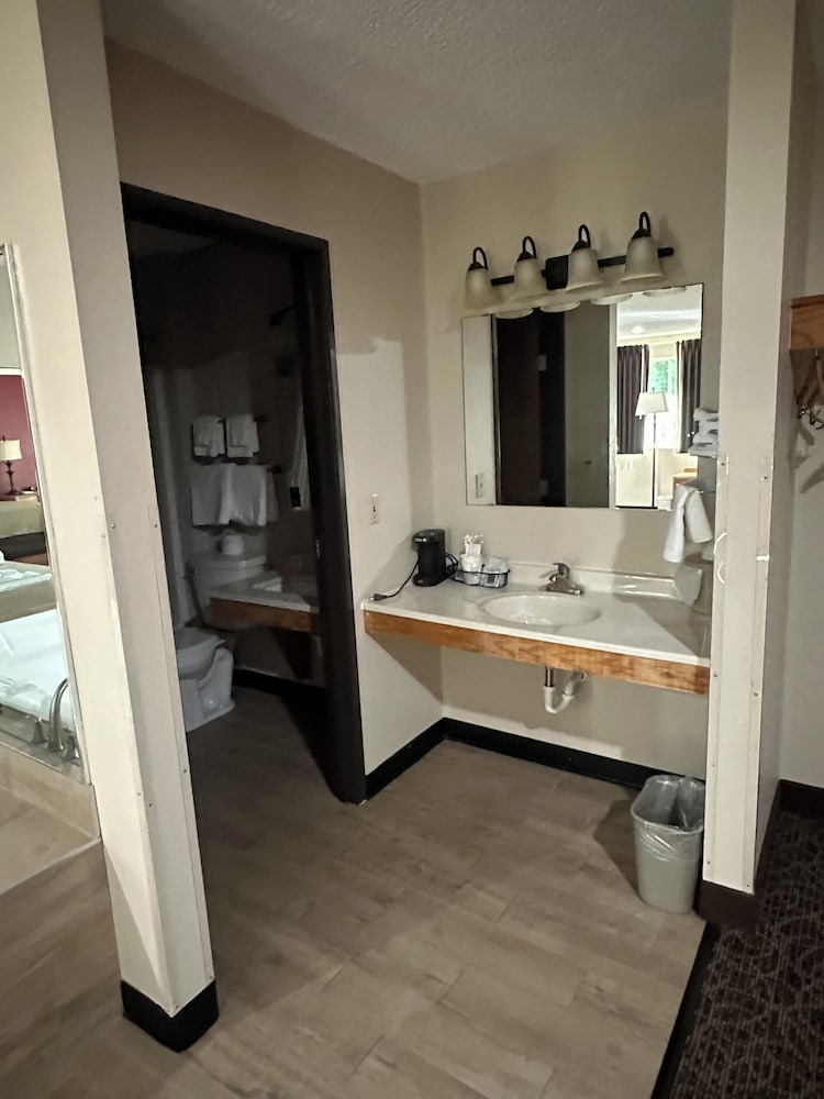 Фото Super 8 by Wyndham West Branch