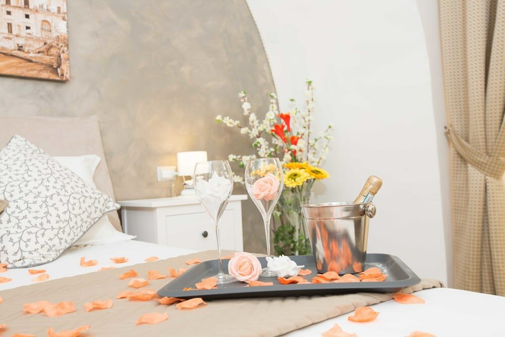 Фото Chiaia Suites