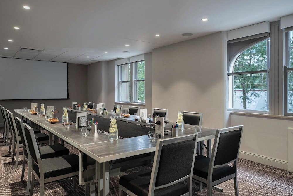 Фото Renaissance Des Moines Savery Hotel