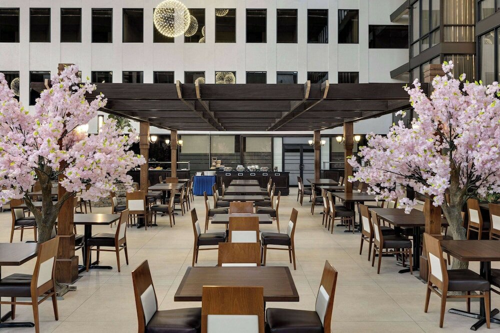 Фото Wyndham Edmonton Hotel and Conference Centre