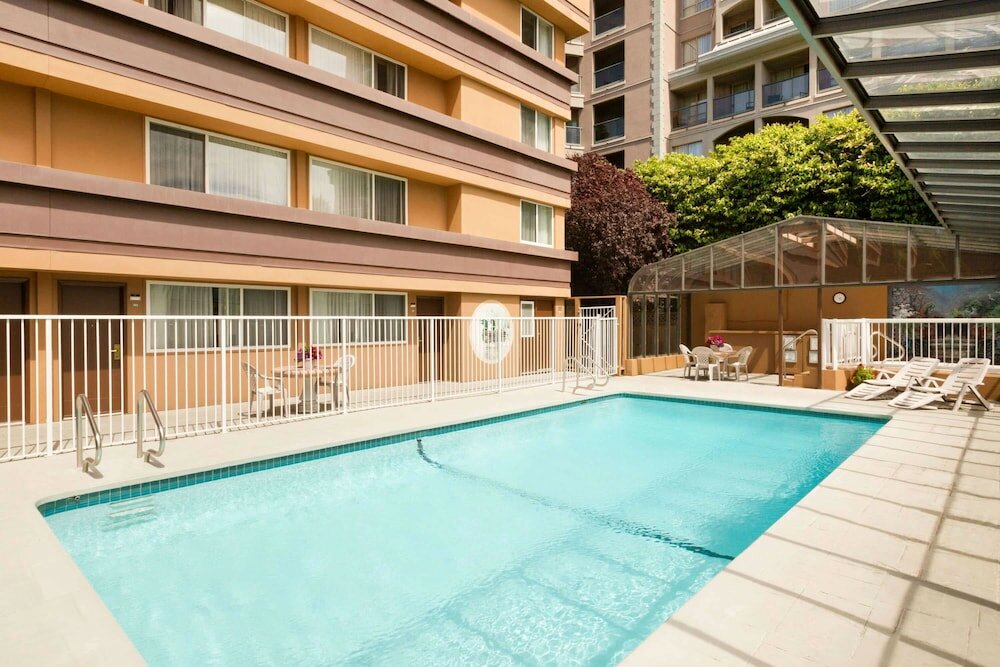 Фото Days Inn by Wyndham Victoria On The Harbour