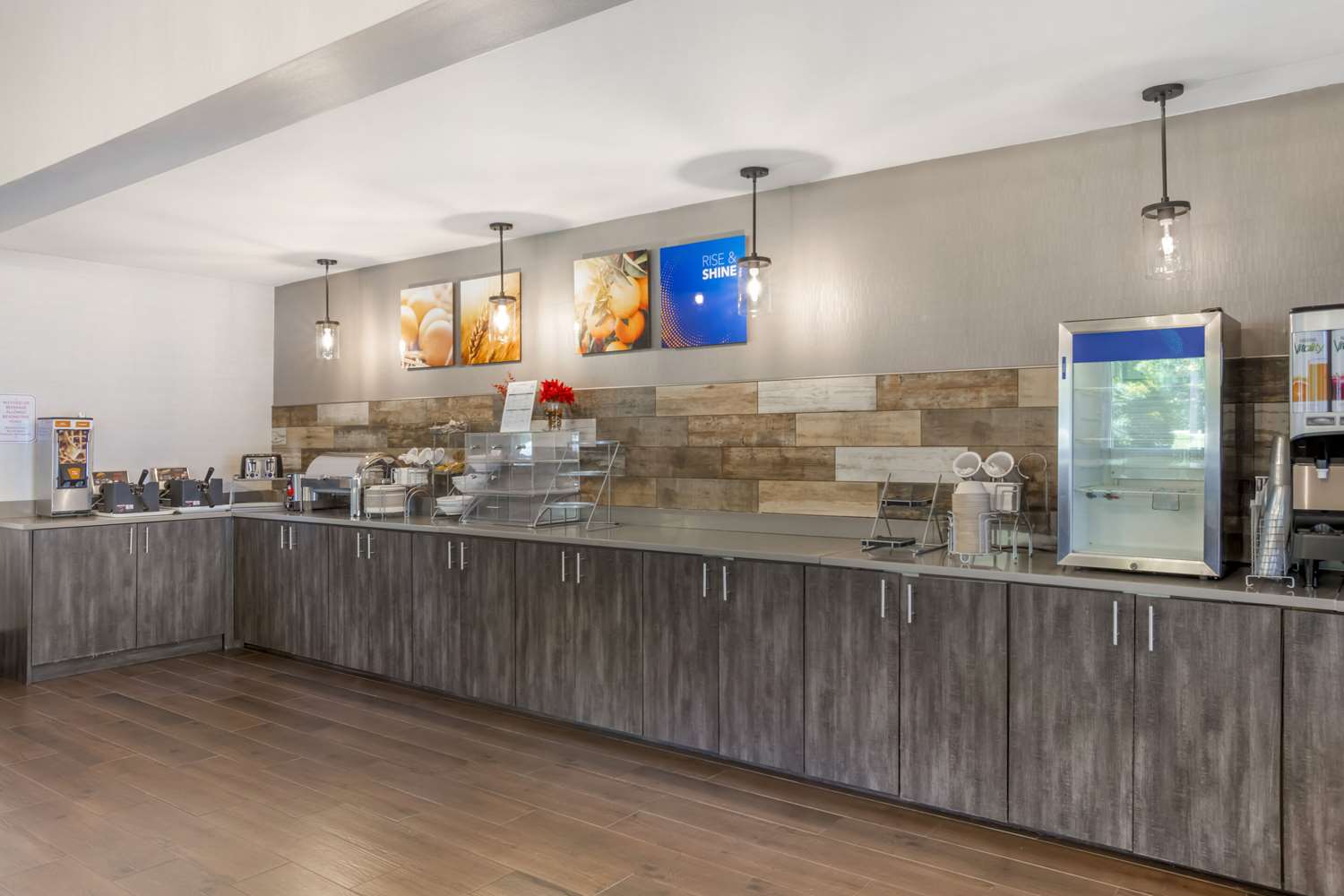 Фото Comfort Suites Airport