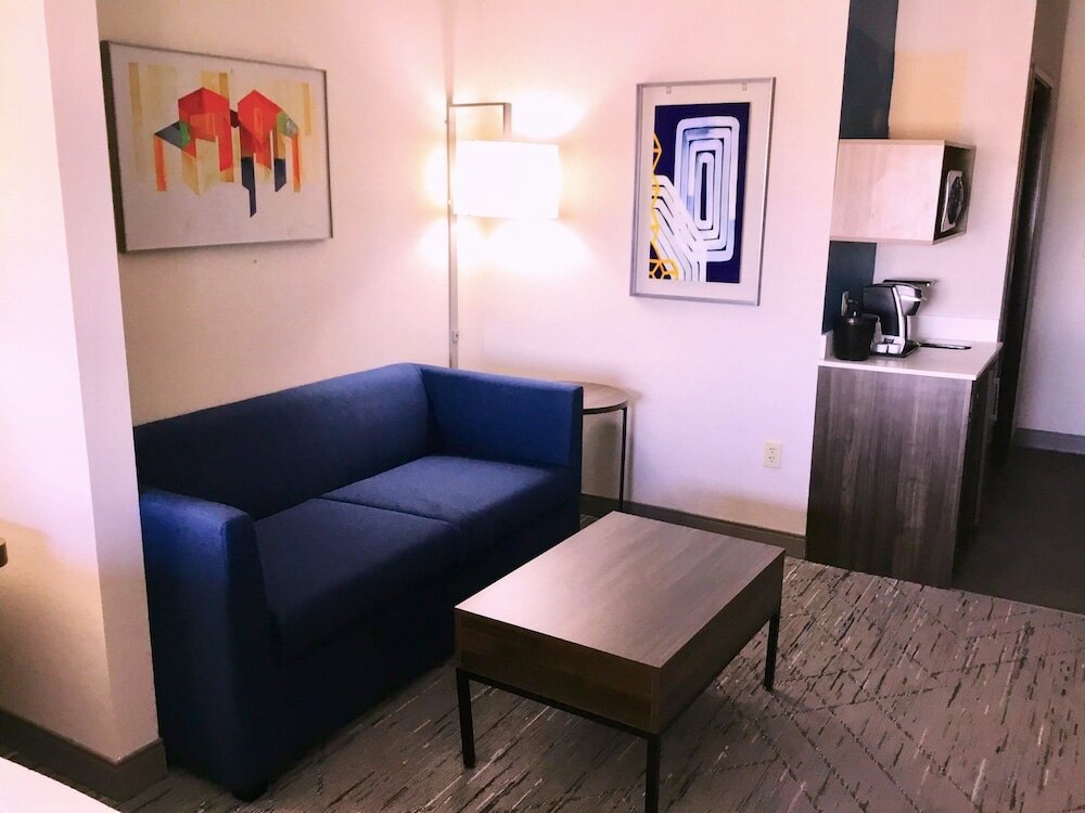 Фото Holiday Inn Express Hotel & Suites Pratt, an Ihg Hotel