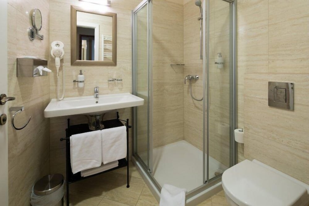 Фото Barokk Hotel Promenád Gyor