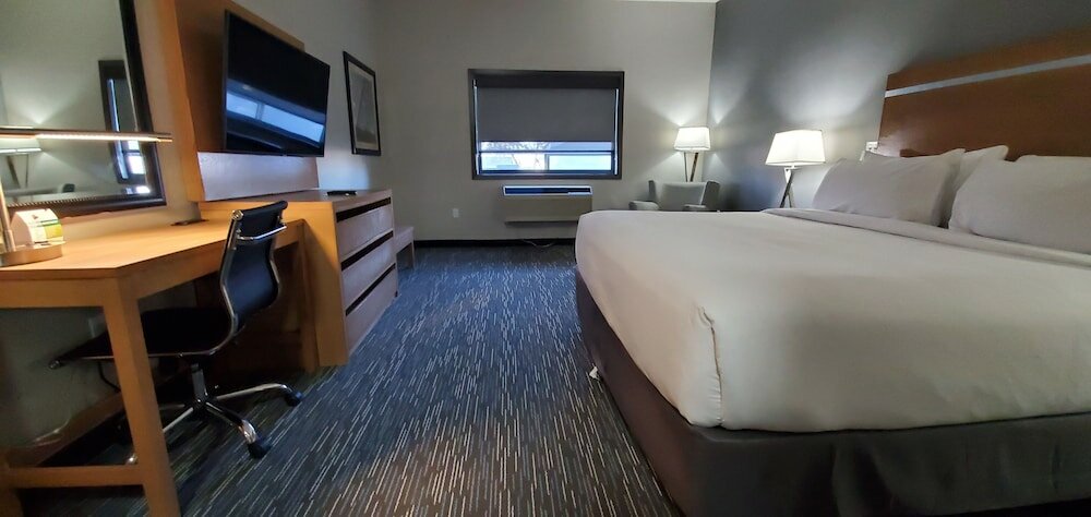 Фото Wingate by Wyndham Lethbridge