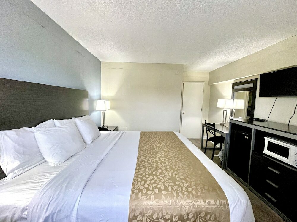 Фото Red Carpet Inn & Suites