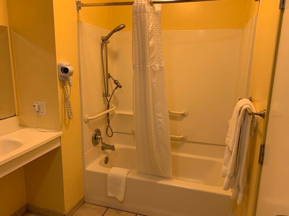 Фото Oasis Inn & Suites