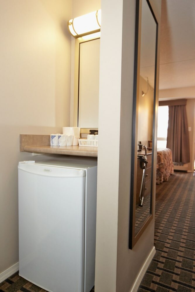 Фото Colonial Square Inn & Suites