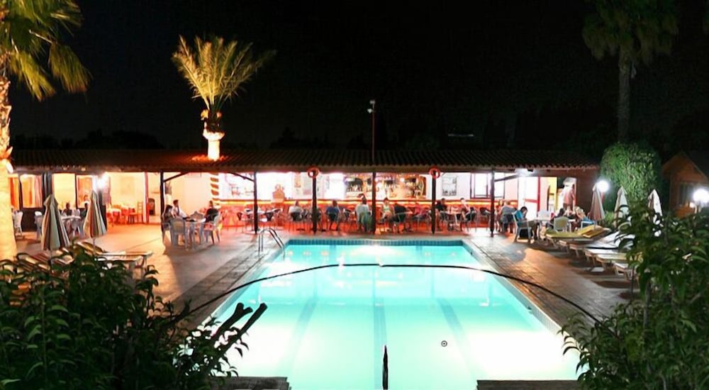 Фото Sandy's Studios Apartments & Log Villas