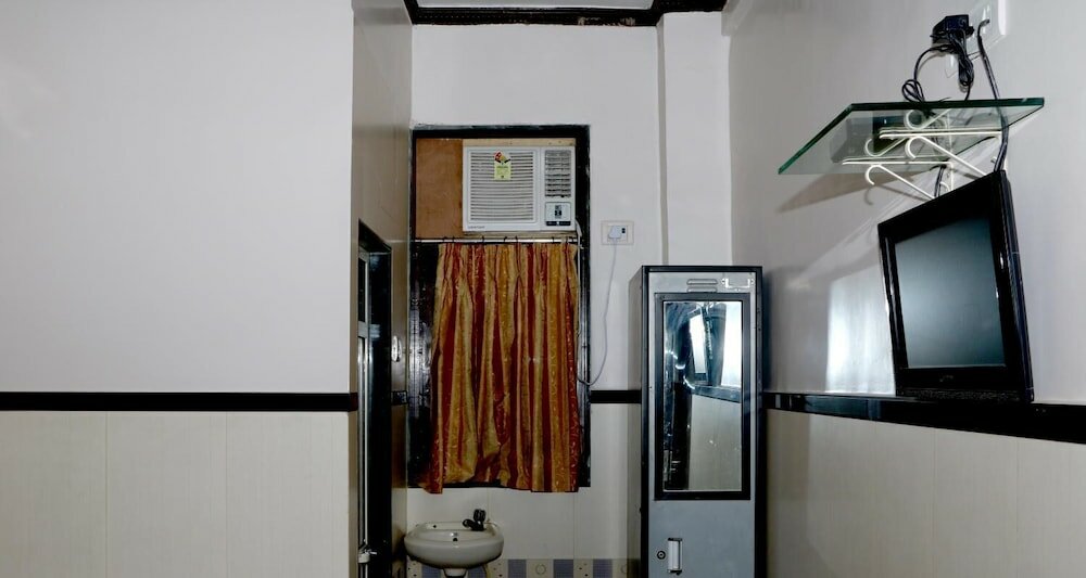 Фото Travellers Inn Mumbai