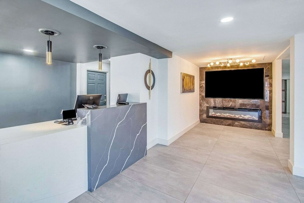 Фото HomeTowne Studios & Suites by Red Roof Columbia