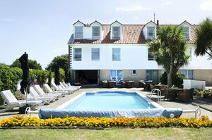 Гостиница Beachcombers Hotel