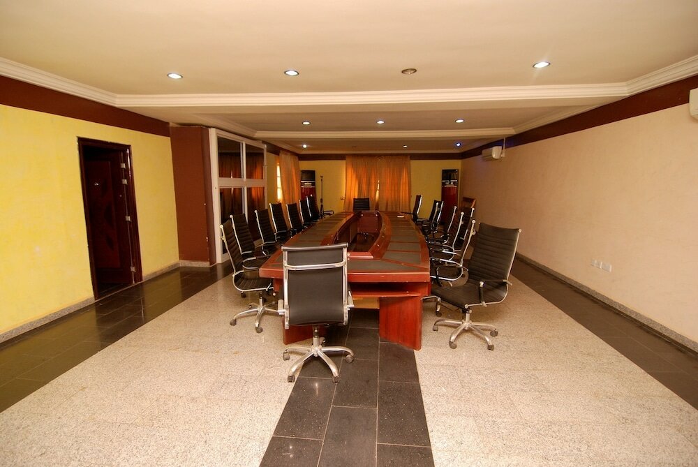 Фото Lapour Hotels Ltd