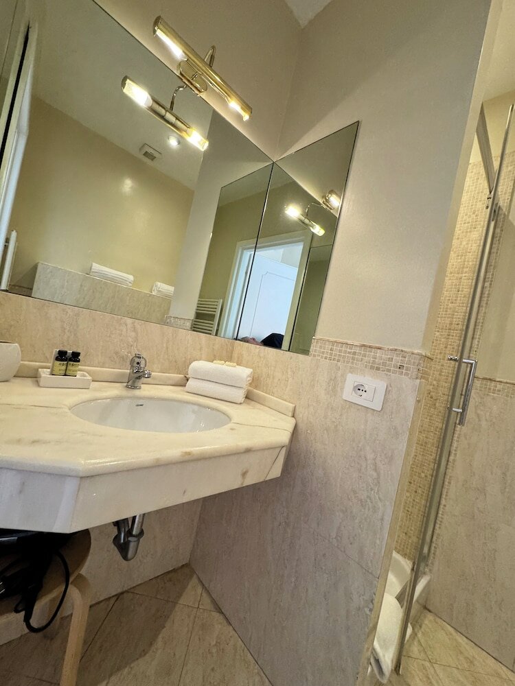 Фото 66 Imperial Inn DeLuxe