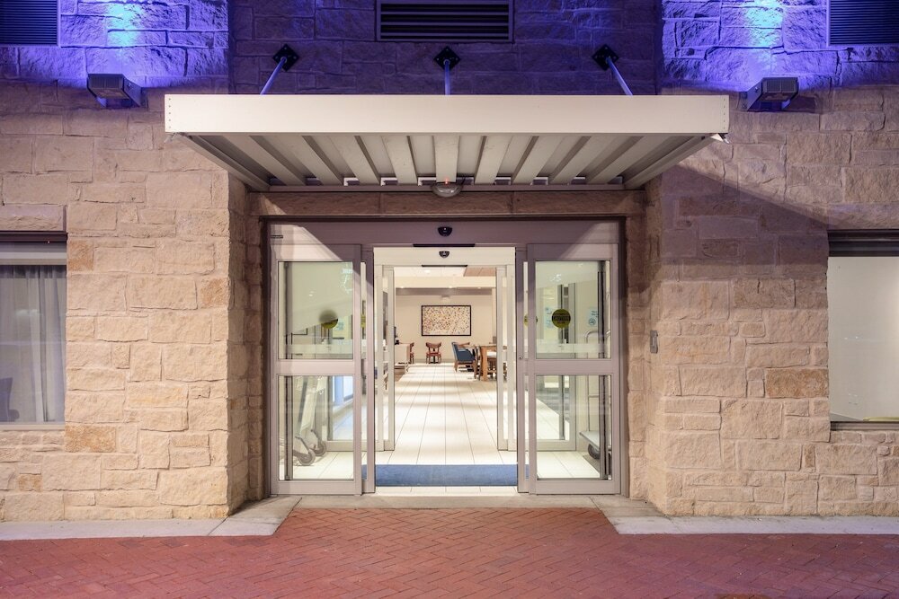 Фото Holiday Inn Express & Suites Manhattan, an Ihg Hotel