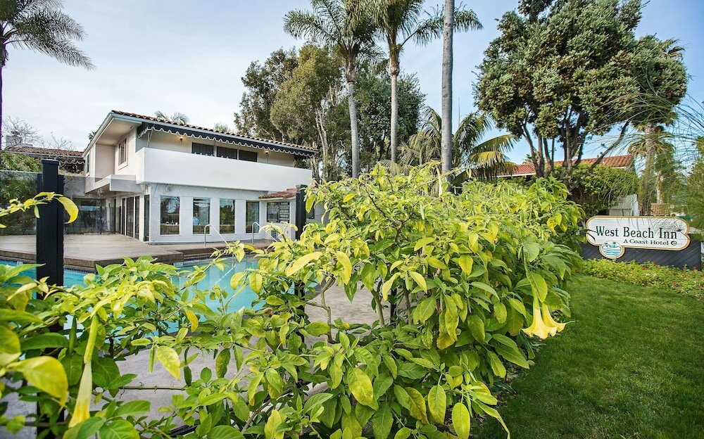Фото West Beach Inn, a Coast Hotel