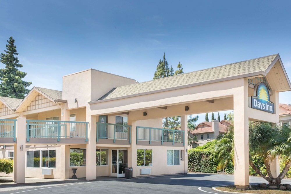 Фото Days Inn by Wyndham Redwood City