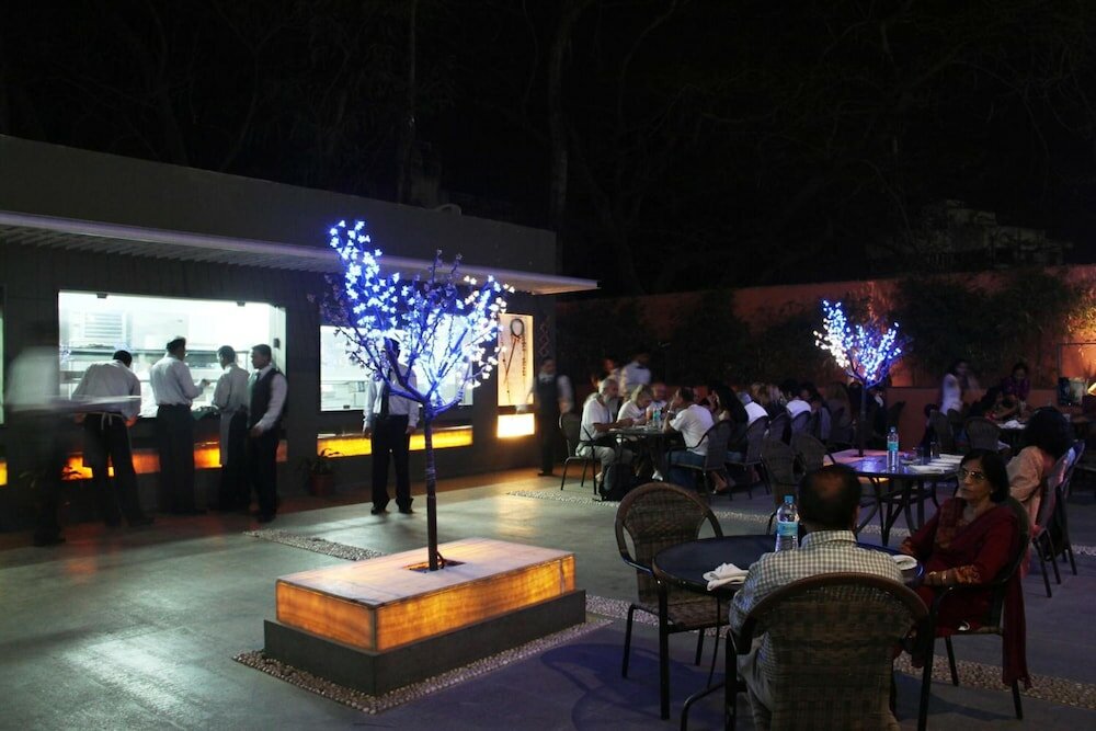 Фото The Manor Hotel