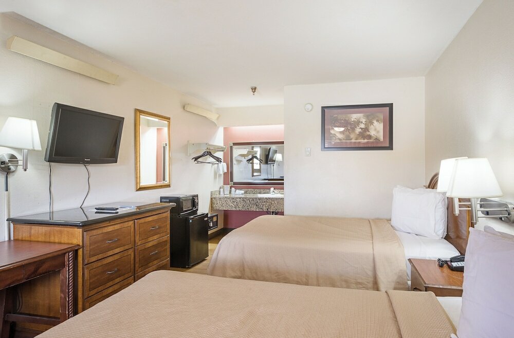 Фото Rodeway Inn Tampa near Busch Gardens - Usf