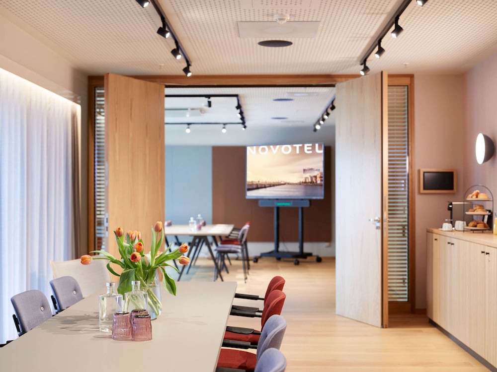 Фото Novotel Hamburg Central Station